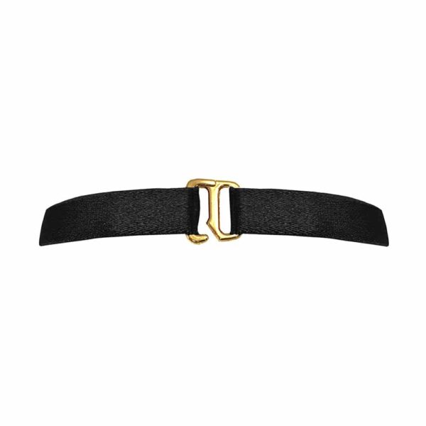 Halskette aus schwarzen, satinierten Gummibändern mit einem goldenen Metallstück, das in der Mitte ein Geflecht aus Ringen darstellt, Bordelle Signature bei Brigade Mondaine