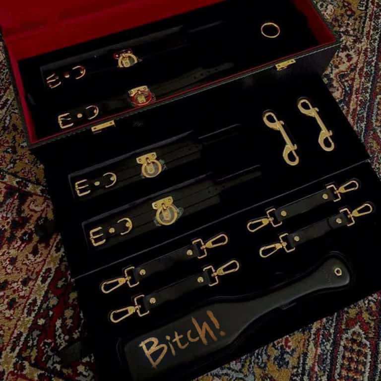 Baúl de accesorios bondage y BDSM de cuero negro y oro de 24 quilates hecho totalmente a mano con fondo de terciopelo UPKO en Brigade Mondaine