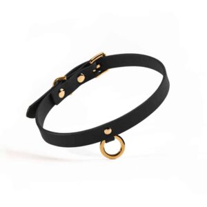 Choker fin en cuir noir avec anneau en or 24K UPKO chez Brigade Mondaine