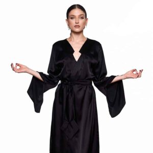 Kimono Infinity Lang und Schwarz, mit Gürtel, Öffnung im Rücken