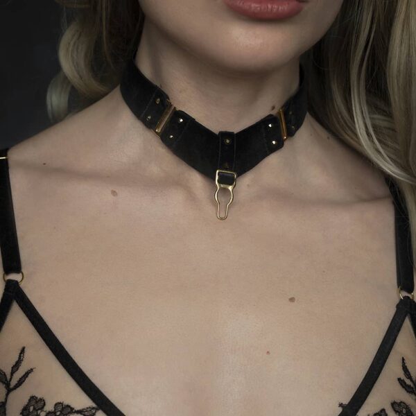 Choker Verene by HERVÉ by Celine Marie in black velvet with gold-plated brass fasteners, one in the middle and two at the ends to adjust the necklace.