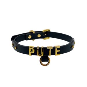 Collier / choker en cuir noir italien souple avec accroche et lettres en or plaqué 24 carats et une petite pierre incrustée sur chacune des lettres écrivant le mot PUTE de la collection UPKO X Brigade Mondaine disponible chez Brigade Mondaine