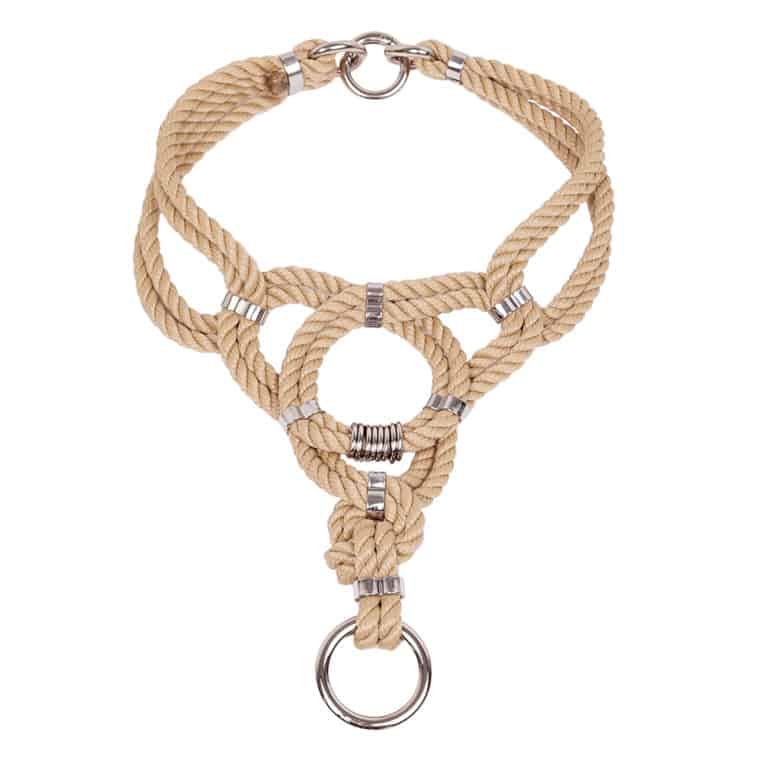 «Mune» signifie poitrine ou une forme accentuant la poitrine en japonais. Le collier de forme choker peut être porté attaché à un harnais ou porté seul. Fermeture au dos. Finition argentée. Totalement ajustable. Taille Unique. Ce collier est disponible chez Brigade Mondaine.