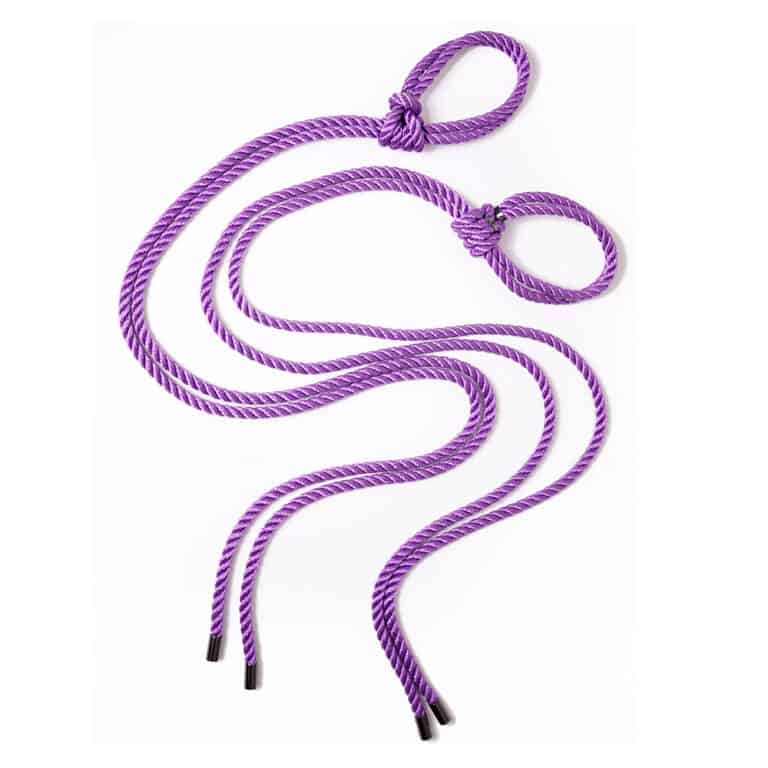 Ce set Self-Tie de menottes à faire soi-même est idéal pour entrer dans l’univers du Shibari. Fabriqué à partir de corde de polyester de 8 mm, douce et confortable sur la peau, attachée par un nœud coulant et dotée de pointes en métal. Les poignets peuvent être noués autour des chevilles ou du poignet pour une «capture rapide». La sangle est réglable afin que vous puissiez faire le nœud aussi serré que votre partenaire peut le supporter, puis desserrez simplement le nœud et enfilez et retirez pour laisser plus de temps pour jouer. Longueur : 1,20 m / 47 pouces. Disponible chez Brigade Mondaine