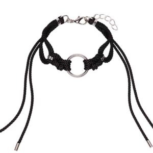 Этот сложный и приталенный черный Shippo Choker имеет большое кольцо круглого сечения с традиционными симметричными узлами из полиэфирной веревки, с длинными свободными хвостами, обрамляющими шею. Он отделан серебристым цинковым сплавом и латунной фурнитурой. Застежку и цепочку сзади можно отрегулировать для индивидуальной посадки. Один размер подходит для всех. Доступно с Brigade Mondaine.