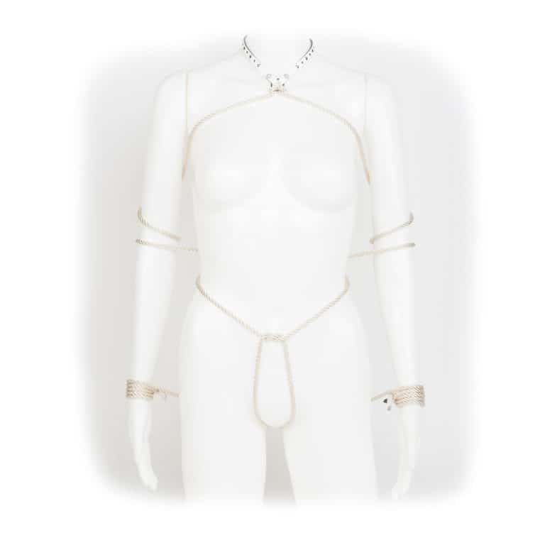 Attachez-vous au glamour avec notre ensemble de bondage Bianco FRÄULEIN KINK sur Brigade Mondaine ! Comprend un collier en cuir découpé au laser et 5 mètres de corde de bondage à pointe de cristal de luxe. Cet ensemble est ultra polyvalent et peut être stylé de plusieurs façons ! Bracelets en cuir découpés au laser personnalisés en cuir verni blanc brillant. Rivets à double capuchon cerclés d'argent nacré ivoire Garnitures en métal plaqué argent. 5 mètres de lasso de bondage de luxe en ivoire. Fermeture en ruban de satin ivoire double face avec logo en feuille d’argent. Cristal clair et pointes plaquées argent.