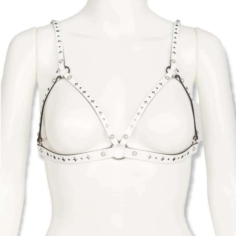 Soutien-gorge ouvert Bianco Blanc Fräulein Kink sur Brigade Mondaine, entièrement réalisé à la main et sur commande, dans les ateliers de la marque à Berlin, à partir de cuir vernis découpé au laser avec des rivets de perles de haute qualité, le Soutien-gorge Ouvert Bianco se veut pièce de lingerie ou accessoire tendance de type harnais de buste. Portez ce soutien-gorge glamour par-dessus votre chemisier en soie préféré, votre robe ou directement sur la peau. Un accessoire parfait pour l’intérieur ou l’extérieur de la chambre.Rivets à double capuchon cerclés d’argent nacré ivoire. Bretelles élastiques en satin blanc double face ajustables. Fermeture à crochet arrière extensible réglable.