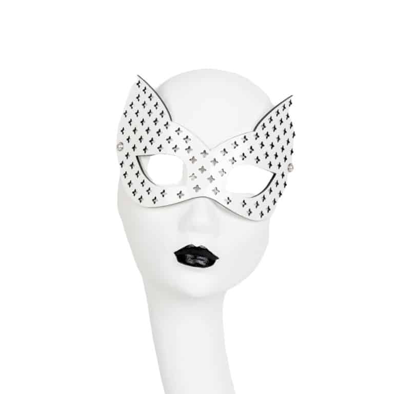 Masque chat Bianco Blanc Fräulein Kink sur Brigade Mondaine, entièrement réalisé à la main et sur commande dans les ateliers de la marque à Berlin à partir de cuir vernis découpé au laser et moulé. Parfait pour accessoiriser une tenue, il soulignera vos yeux et vous fera un regard de biche qui vous rendra irrésistible ! Ajustable grâce à son ruban élastique.Masque de chaton en cuir verni blanc découpé au laser sur mesure. Ivoire Perle Argent Garnitures Double Cap Rivets. Bandeau réglable en ruban élastique satiné double face.