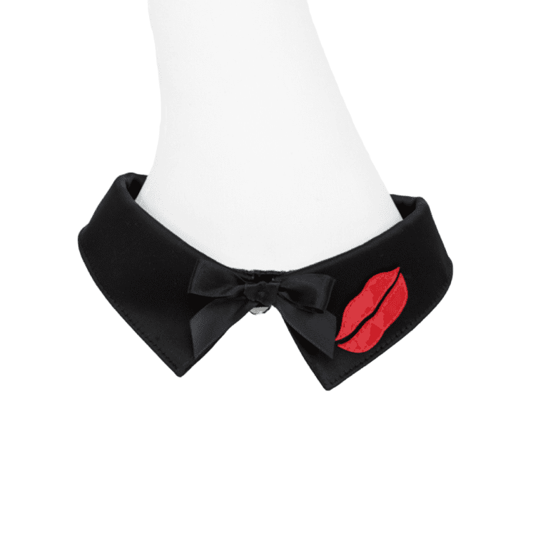 Collier French Kiss par Fraulein Kink sur Brigade Mondaine. Collier en col de chemise en satin noir, détails en cuir rouge à lèvres et noeud en satin noir noué à la main. Toute la collection French Kiss est fabriquée à la main sur commande dans les ateliers de la créatrice à Berlin. Cette collection s’inspire du luxe à la française avec des accessoires qui représentent la capitale de la mode, Paris. Fraulein kink vous propose des pièces de couture que vous ne verrez nulle part ailleurs.