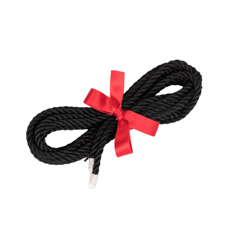 Corde Shibari noir de la collection French Kiss par Fraulein Kink sur Brigade Mondaine. 5 mètres de corde shibari noir avec bout en cristal, attachez votre amant ou portez-le comme une ceinture ou un harnais pour ajouter une touche spéciale haute couture à votre tenue préférée. Toute la collection French Kiss est fabriquée à la main sur commande dans les ateliers de la créatrice à Berlin. Cette collection s’inspire du luxe à la française avec des accessoires qui représentent la capitale de la mode, Paris. Fraulein kink vous propose des pièces de couture que vous ne verrez nulle part ailleurs.