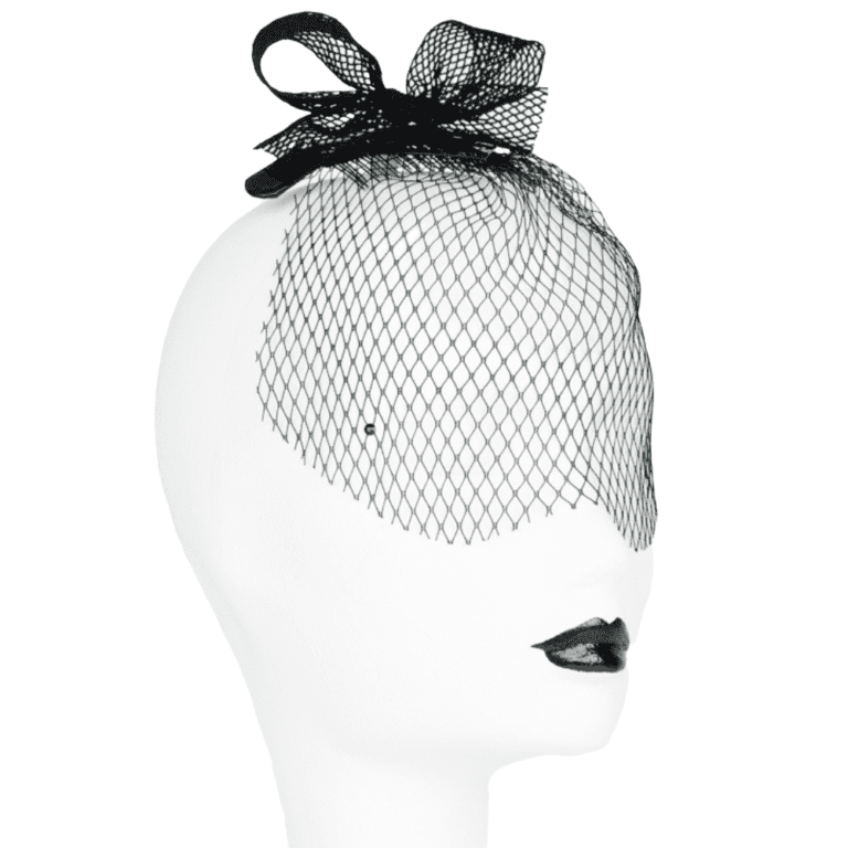 Mini chapeau en forme de noeud et voile en résille de la collection French Kiss par Fraulein Kink, disponible chez Brigade Mondaine