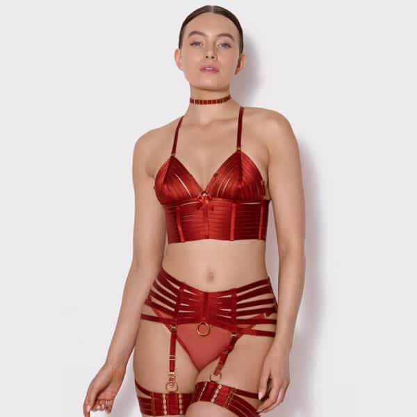 mujer sexy con Conjunto Signature de la marca Bordelle en color rojo