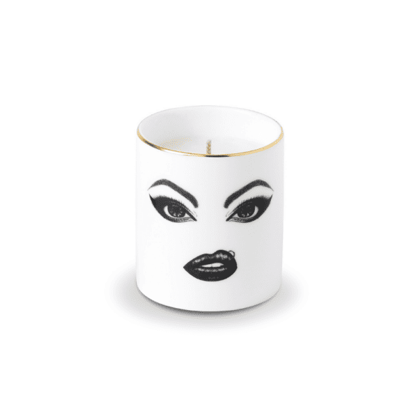 Una vela blanca como la porcelana se convierte en un lienzo artístico, con un rostro femenino atrevidamente maquillado, de estilo punk, meticulosamente dibujado en fieltro. Un piercing añade un toque rebelde a esta creación única, que fusiona con elegancia la estética clásica con la audacia contemporánea.