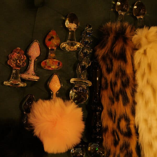 Showroom, der eine Sammlung von Plugs und Crystal Delights Dildos zeigt.