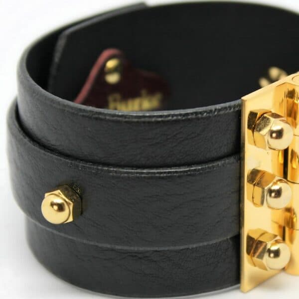 Packshot sur fond blanc du bracelet en cuir noir Twin Strap Hinge de Una Burke.