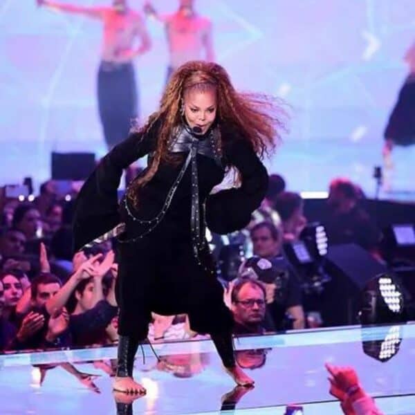 Janet Jackson portant un haut Una Burke lors d'un concert.