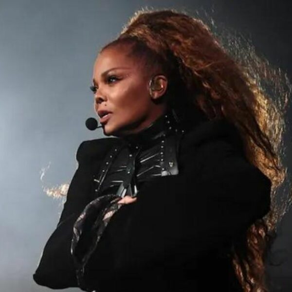 Janet Jackson portant un haut Una Burke lors d'un concert.