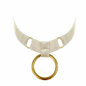 Packshot of the Front of the Cream-colored Ring Necklace