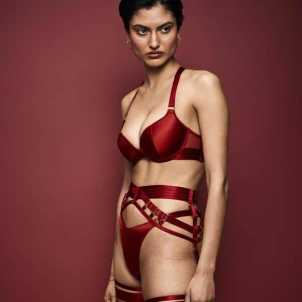 Femme portant le string Soie Rouge Brulé avec le Soutien-Gorge Push-Up Soie.