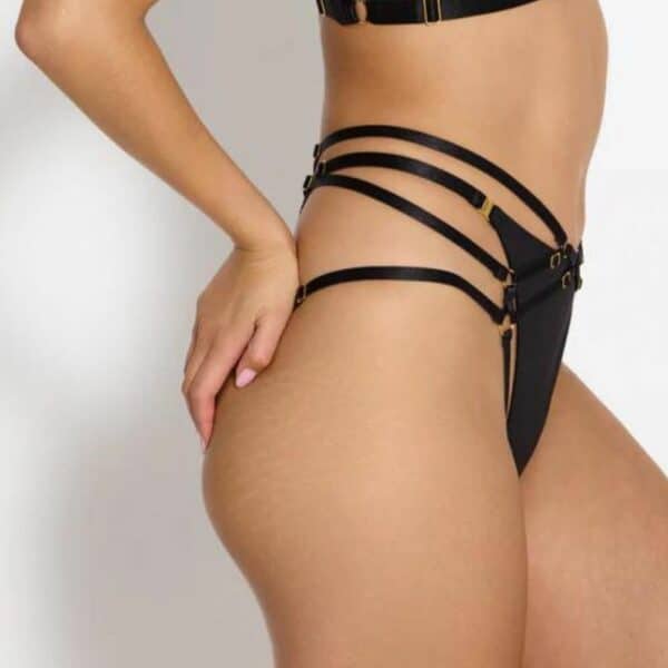 Femme portant le string avec culotte harnais ouvert en noir