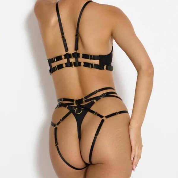 Femme portant le string avec culotte harnais ouvert en noir