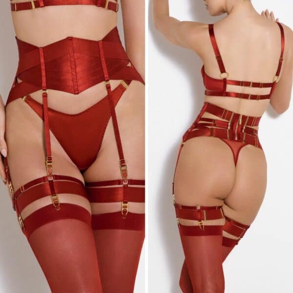 Foto einer Frau von vorne und von hinten, die einen Push Up-BH, einen Strapsgürtel, einen Seidenstring und Wide Strap Garters in Rot trägt.