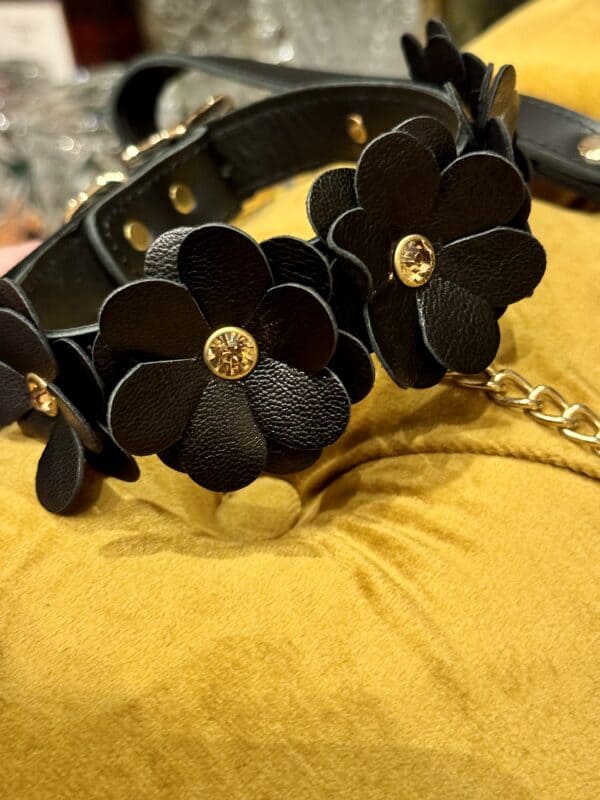 Halsband und Leine aus schwarzem Leder im Blumendesign mit Goldkette