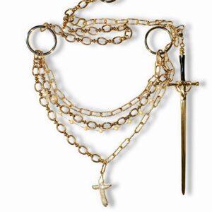 Packshot eines goldenen Kettengürtels mit Perlen und Charms