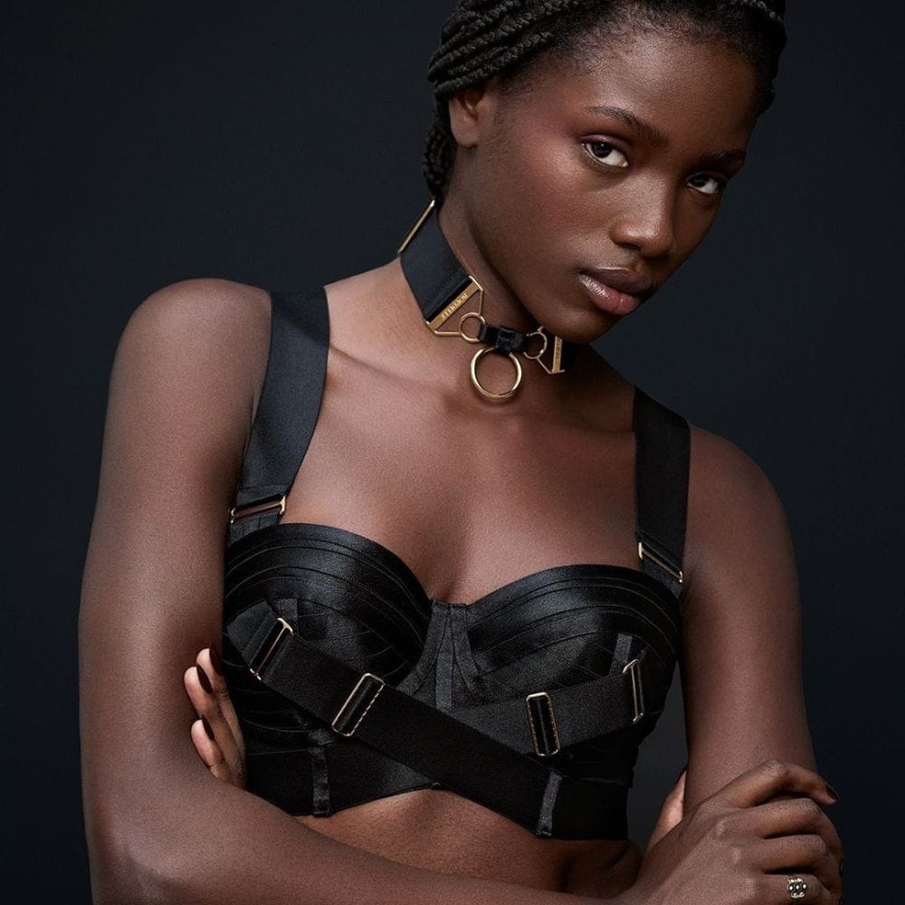 Détail d'une Photo d'une Femme de Devant portant un Soutien-Gorge Bustier et Choker Large avec Anneau Couleur Noir