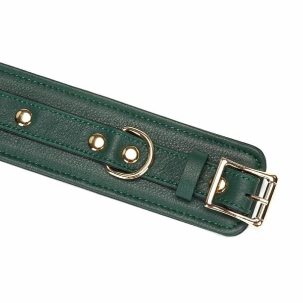 Detalle de Mossy Chic Leather Ankle Cuffs Front Packshot en verde y negro