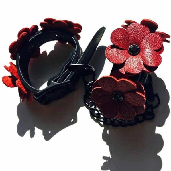 Brazalete superior y frontal de piel negra con flores rojas de piel y cadena negra