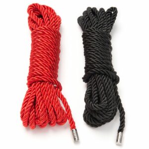 Packshot de un dúo de cuerdas Shibari rojas y negras