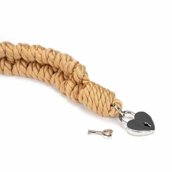 Packshot d'un Collier en Corde Beige déplié avec Cadenas et Clé Argentés