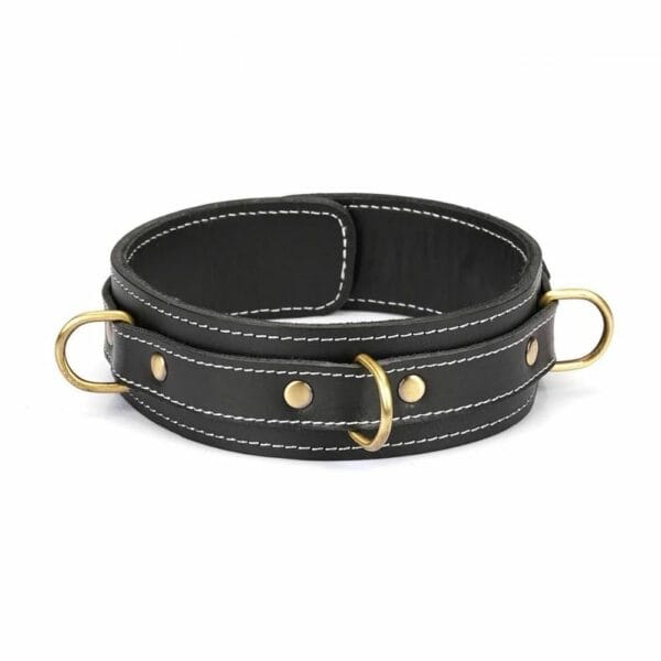 Packshot de Collar de cuero negro con anillos de latón