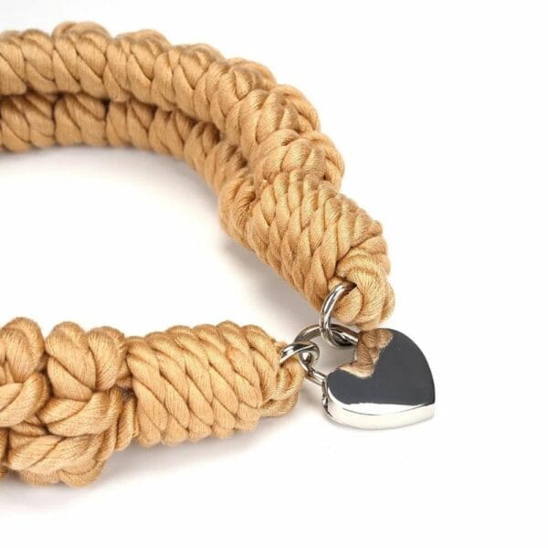 Packshot de 3/4 d'un Collier en Corde Beige avec Cadenas Argenté