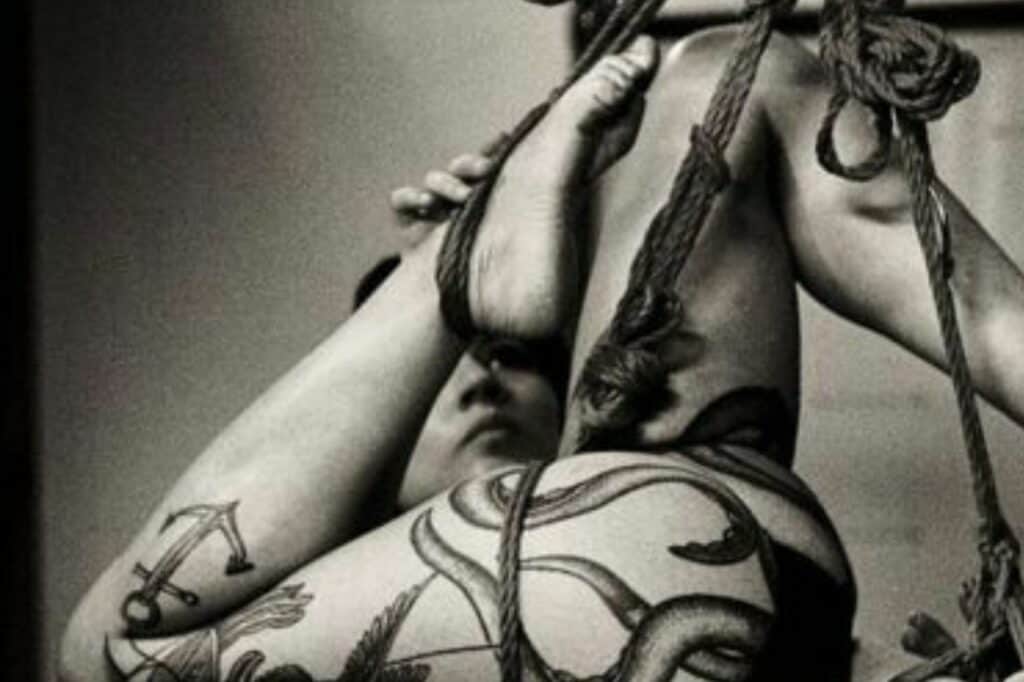 Foto de una mujer practicando Kinbaku