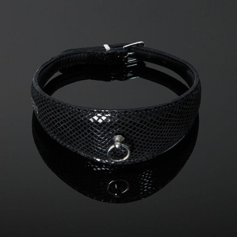 Packshot Bondage-Halsband aus geprägtem Rindsleder Schwarz mit glänzenden Quasten und O-Ring aus Metall