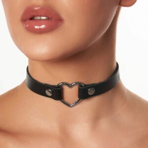 Femme de Devant portant un Choker en Cuir Noir