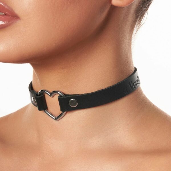 Femme de 3/4 portant un Choker en Cuir Noir