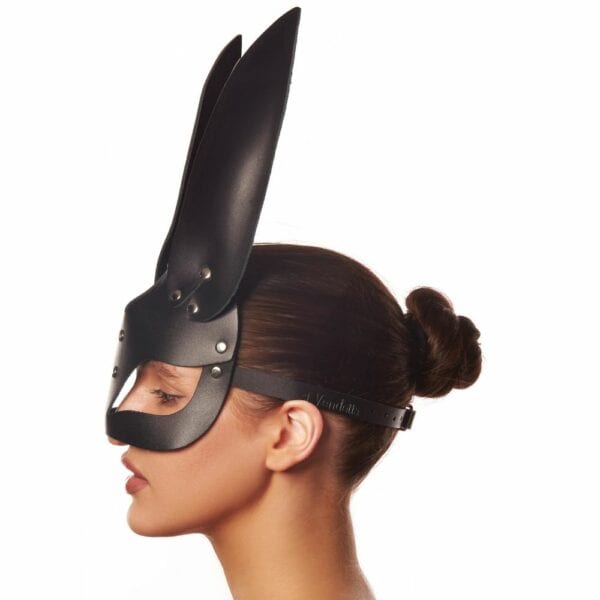 Photo d'une Femme de Côté portant un Masque Lapin en Cuir couleur Noir