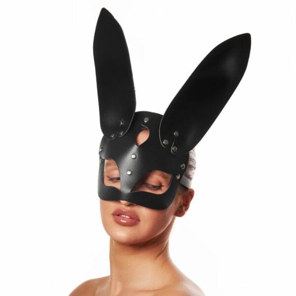 Photo d'une Femme de Devant portant un Masque Lapin en Cuir couleur Noir