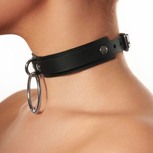 Femme de Côté portant un Choker en Cuir Noir avec Anneau Argent