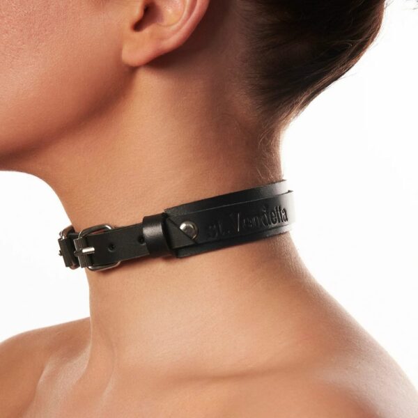 Femme de Côté portant un Choker à Boucles en Cuir Noir