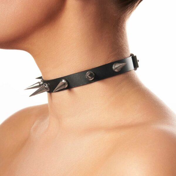 Femme de Côté portant un Choker en Cuir Noir avec des Rivets en forme de Piques Argents