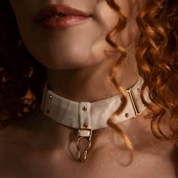 Vordere Frau trägt einen Choker Large Velvet White