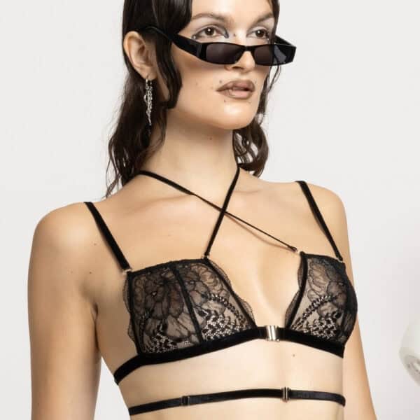 Femme Portant un Soutien Gorge Harnais Noir en Dentelle et Velours