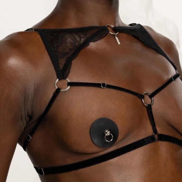 Femme Portant un Soutien Gorge Ouvert En Dentelle et Velours Noir et Charms et Boucles Argentés