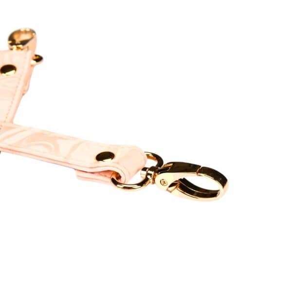 Detalle de una correa Hogtie Packshot de cuero vegano rosa