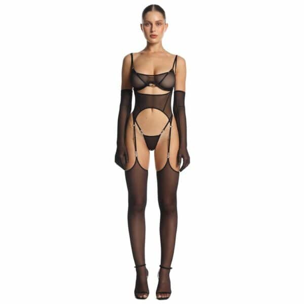 Frau Trägt Ein Schwarzes Semi-Transparentes Mesh-Set, bestehend aus einem BH, einem String und einem Strumpfhalter mit passenden Mesh-Strümpfen