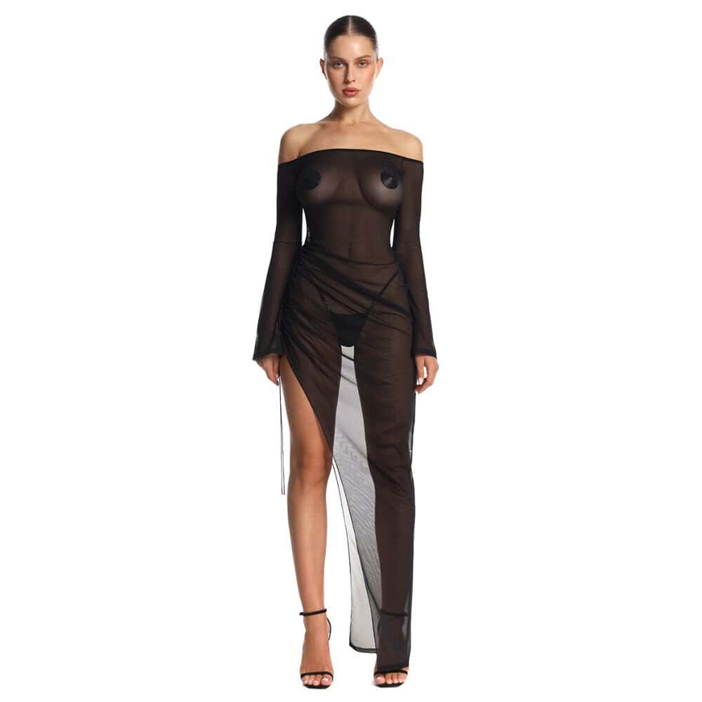 Femme Portant Une Robe Longue Fendue Semi Transparente en Maille Noir